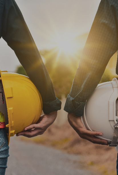 Zdjęcie przedstawiające dwie osoby trzymające kaski